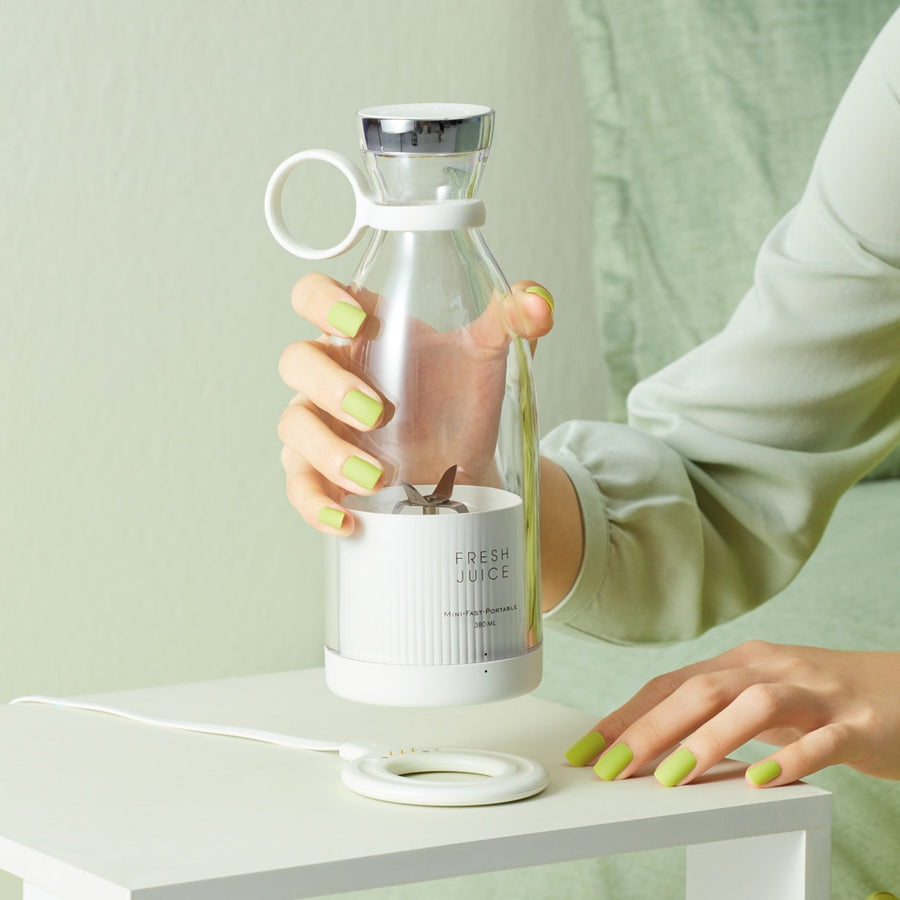 Compact and Convenient Juice Blender for On-the-Go