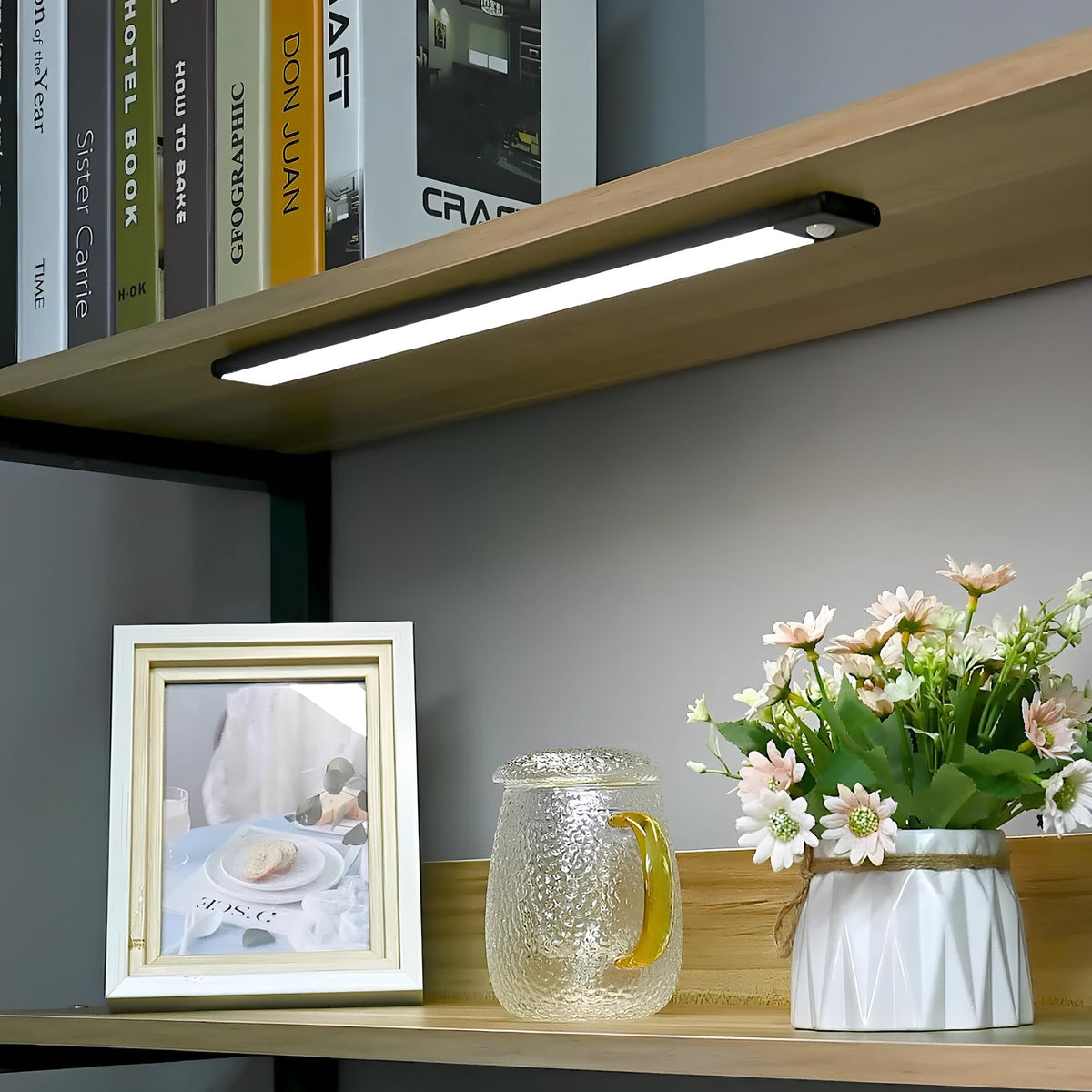 Smart Motion-Activated LED Night Light – Wireless Adhesive Illumination for Your Home