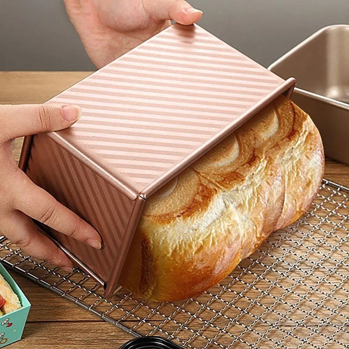Non-Stick Bakeware Set with Lid - 2 Pieces in Rose Gold