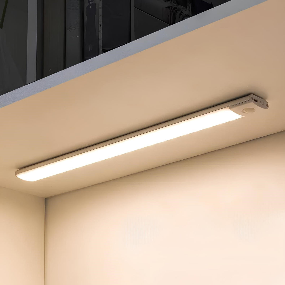 Smart Motion-Activated LED Night Light – Wireless Adhesive Illumination for Your Home